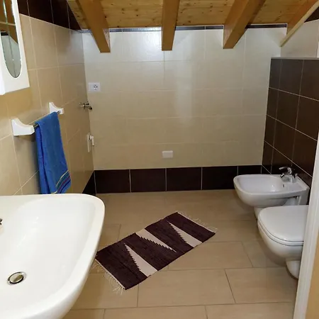 3 With Shared Pool Large Balcony And Fantastic View Of The Lake *