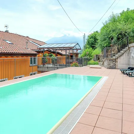 3 With Shared Pool Large Balcony And Fantastic View Of The Lake
