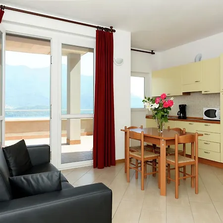 Lägenhet 3 With Shared Pool Large Balcony And Fantastic View Of The Lake *