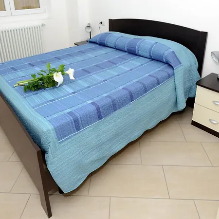 3 With Shared Pool Large Balcony And Fantastic View Of The Lake *
