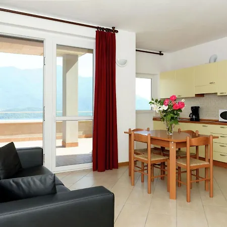 3 With Shared Pool Large Balcony And Fantastic View Of The Lake *