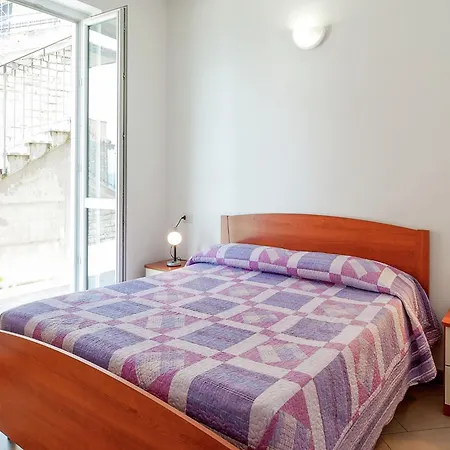 3 With Shared Pool Large Balcony And Fantastic View Of The Lake